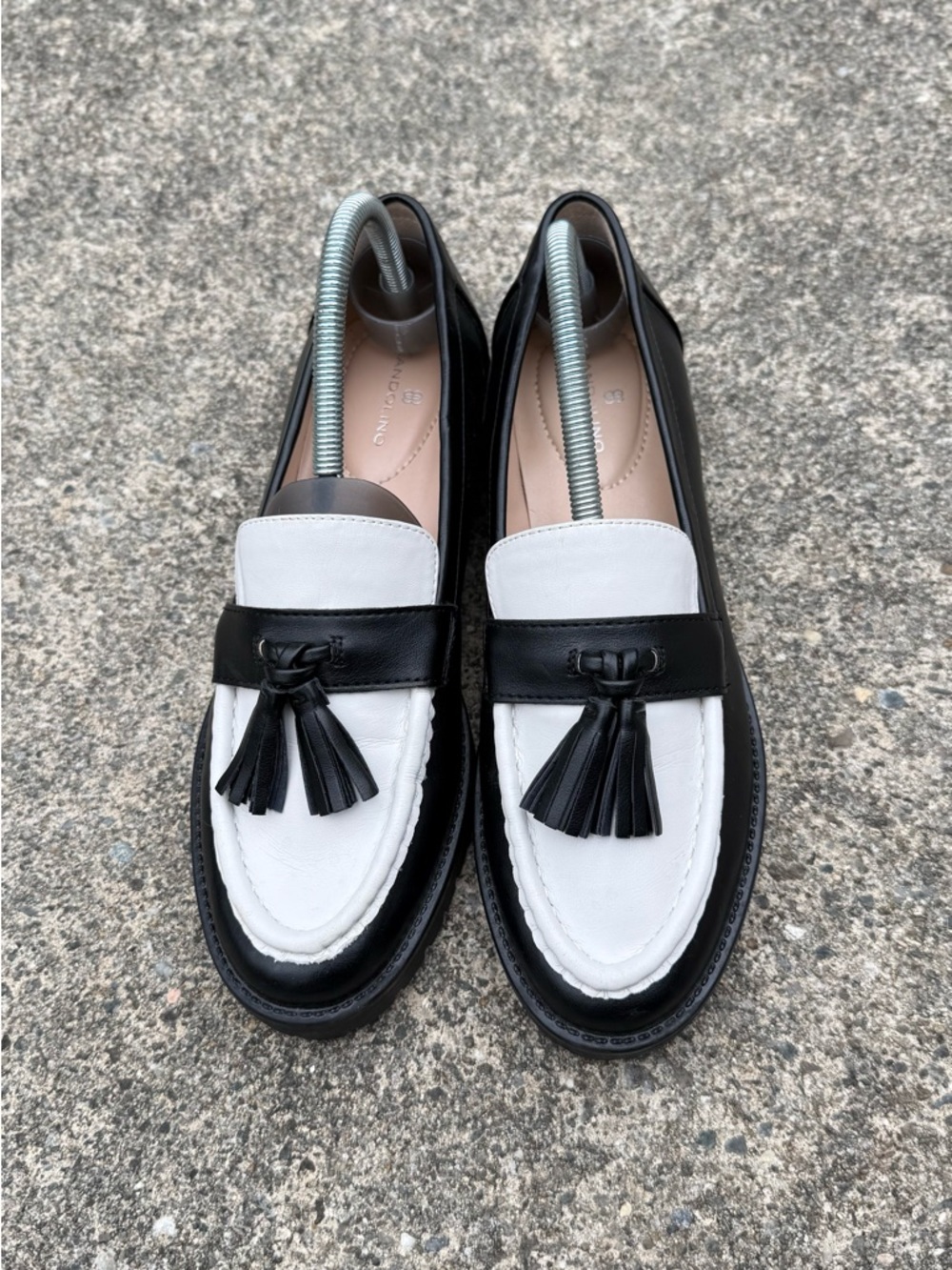 Bandolino Women's Fillus Tassel Loafers Women size 9 black and white - Picture 12 of 13